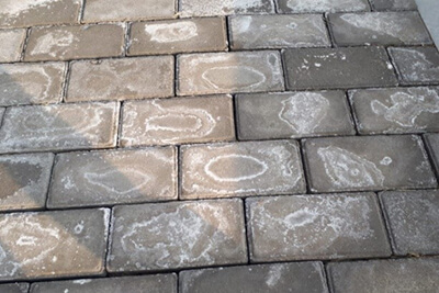 Появление высолов на брусчатке