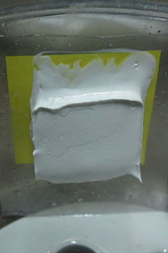 Рисунок образца герметика-конкурента номер 1 на пластике без пленки